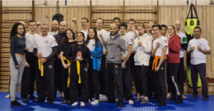 J’apporte le trophée 2ème place de la MMA league de Tarbes au sein de mon club de Krav-maga et de combat