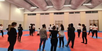 Beaucoup de femmes viennent au cours de self-défense féminine Krav-maga girls à Dammarie